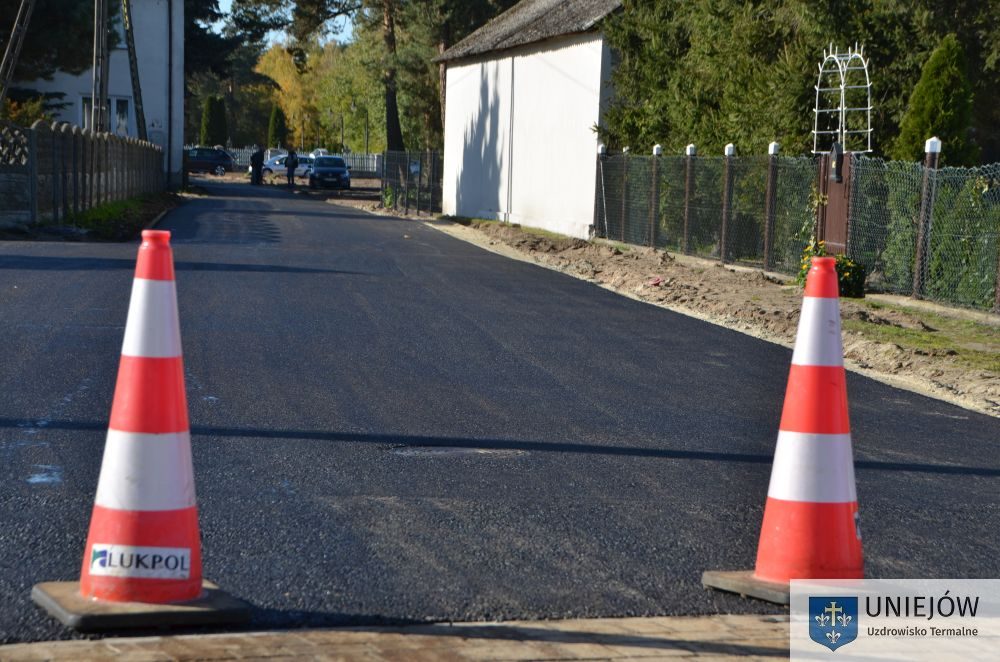 Nowy asfalt na drodze do cmentarza w Spycimierzu