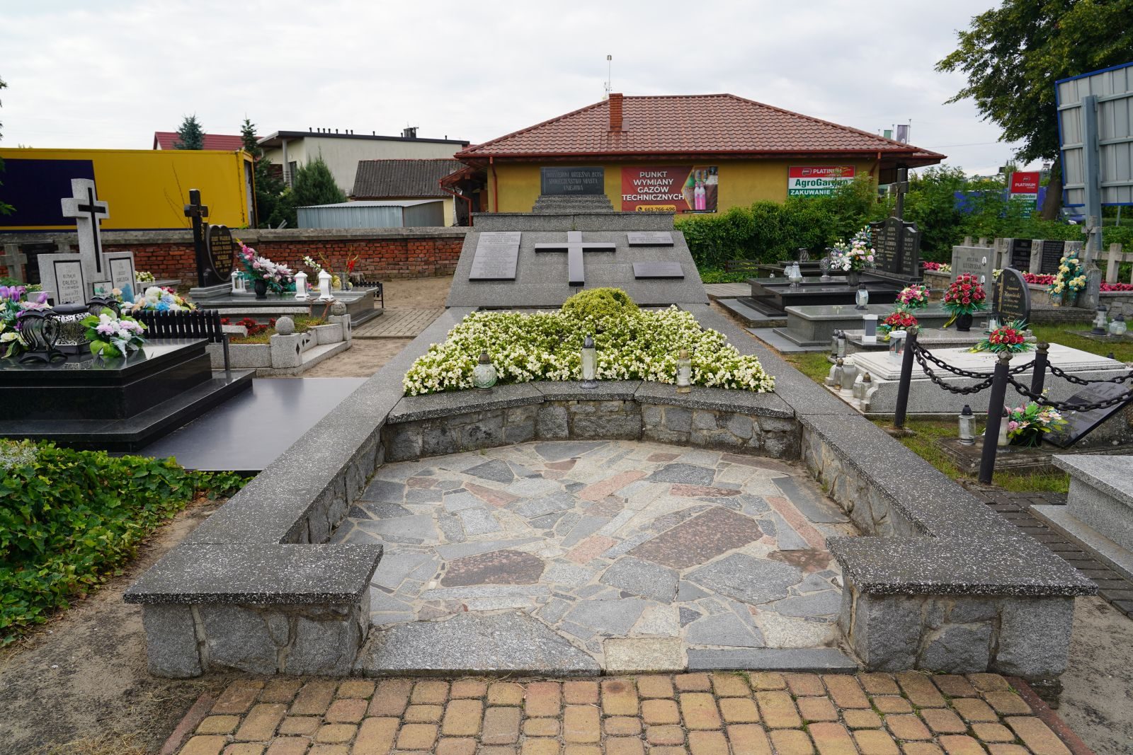 W gminie Uniejów odnowiono 19 mogił wojennych