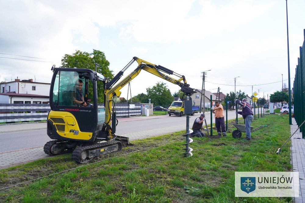 Nowe ogrodzenie powstaje wokół Szkoły Podstawowej w Uniejowie